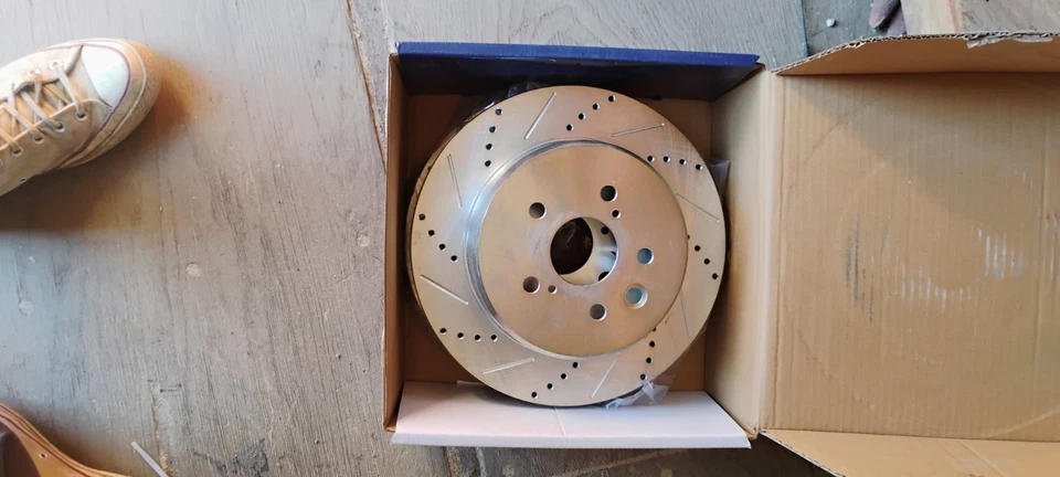 Rotores de freno de disco perforados delanteros traseros para Lexus GS200T GS350 GS450H IS200T RC300. Foto 4 de 4