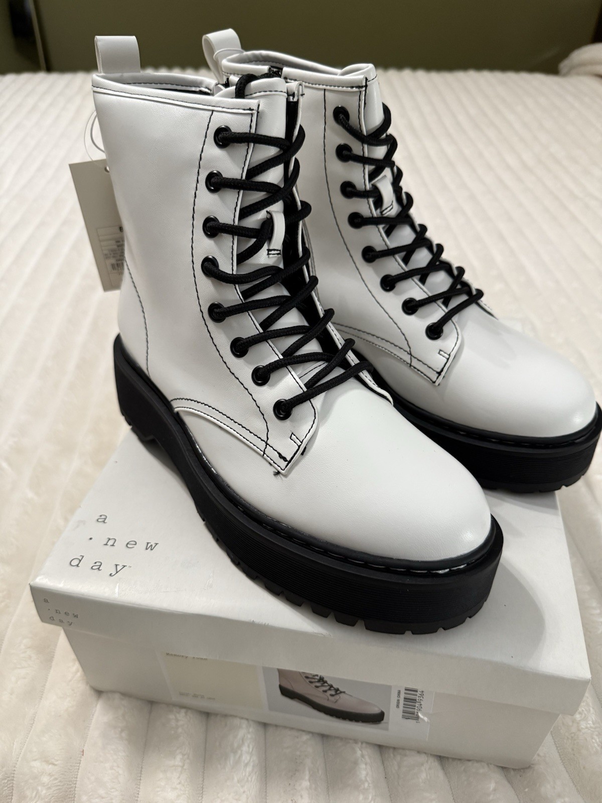 SAOLA Stivali da combattimento A New Day bianchi con tacco suola nera scarpe e lacci donna taglia 8