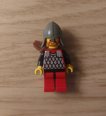 LEGO Castle Minifigur Scale Mail Red with Black Arms Soldat Set 6086 cas163a - Bild 1 von 4