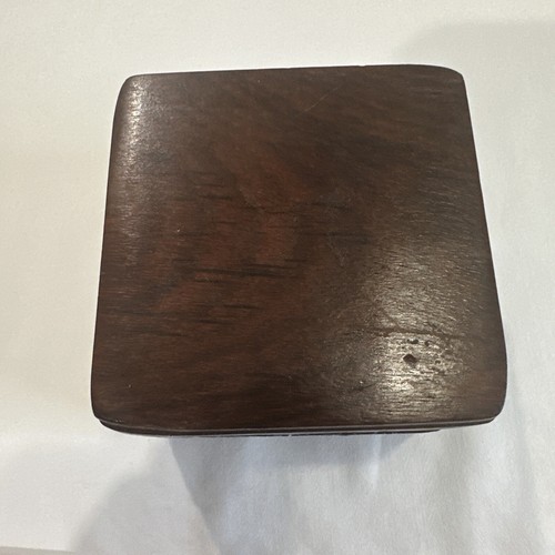 Piccola portagioie in legno 2” quadrata ottone intarsiato India foderata rossa interno fiore - Foto 3 di 5