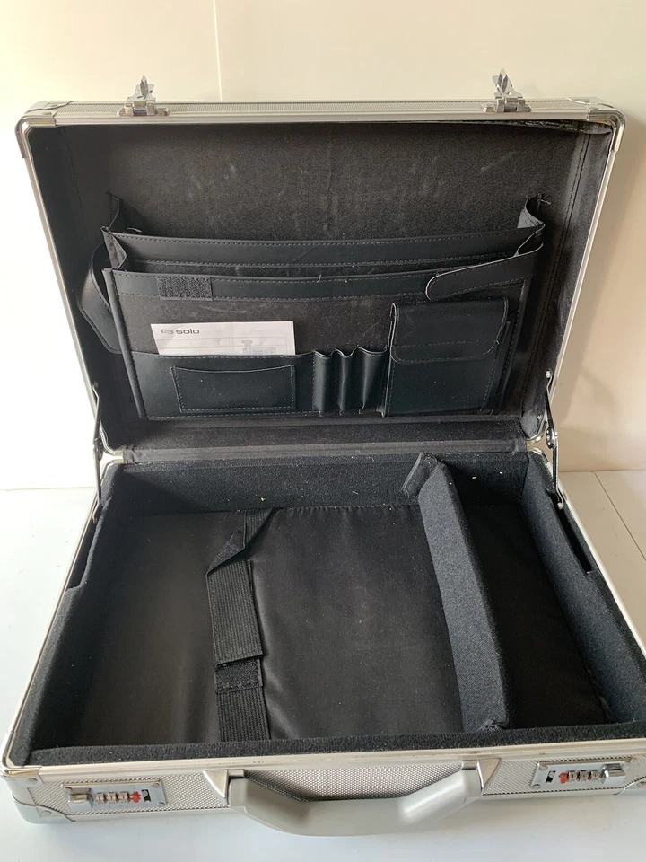 Maletín acolchado Solo Fifth Avenue Attache de aluminio vintage Foto 3 de 4