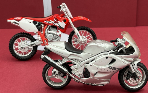 Maisto 1/18 Motorcycles : Silver Triumph Daytona 955i & Red Yamaha YZ 450F