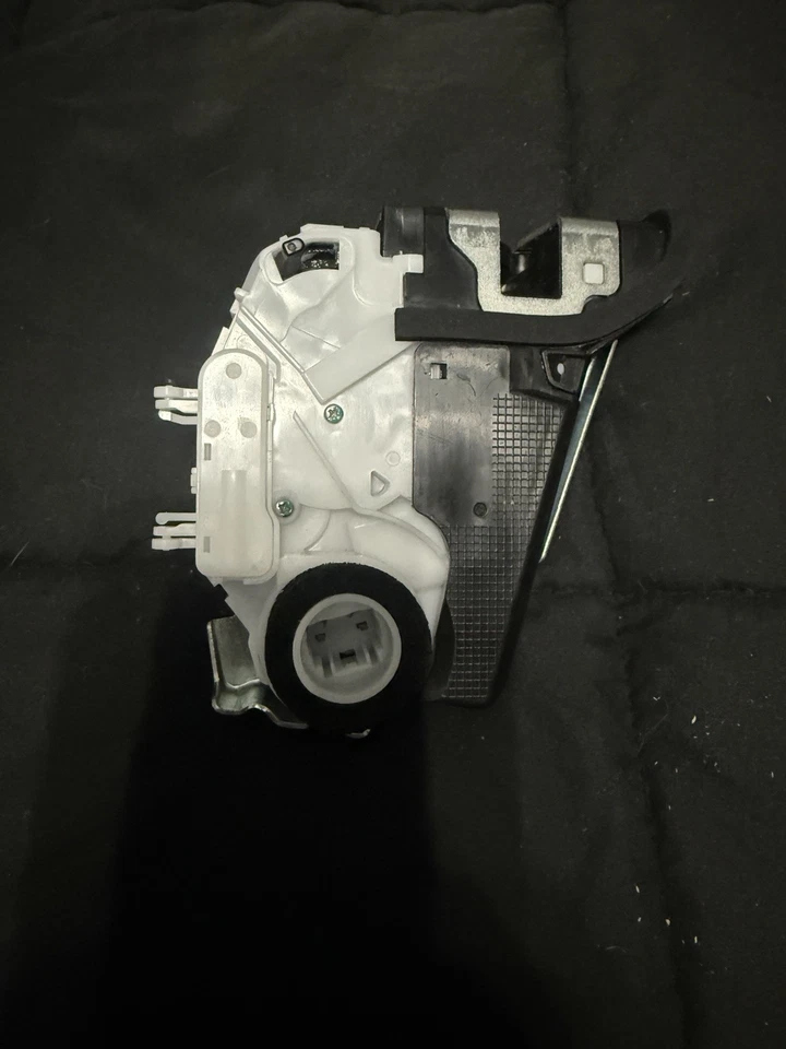 Atuador de trava de porta traseira esquerda Toyota Prius 2013-2022 - Imagem 4 de 4