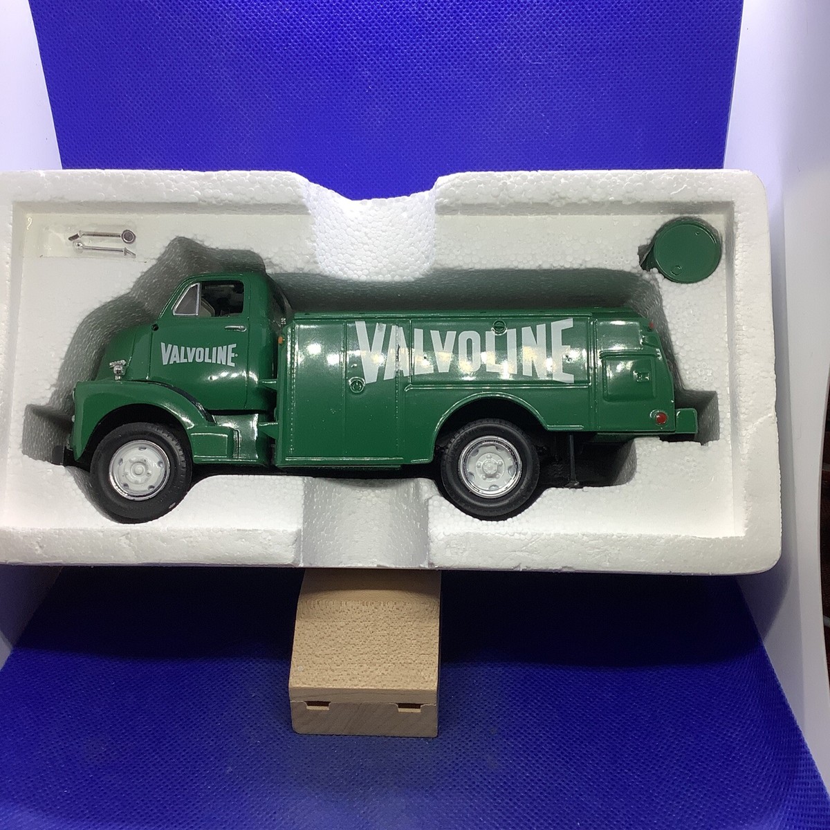 First Gear 1952 GMC Fuel Tanker ミニカー 1ST GEAR 1:34 SCALE DIECAST 1952 GMC FUEL TANKER TRUCK VALVOLINE