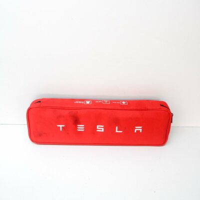 Tesla Model 3 Erste Hilfe Set mit Warngefahren Dreieck 2021