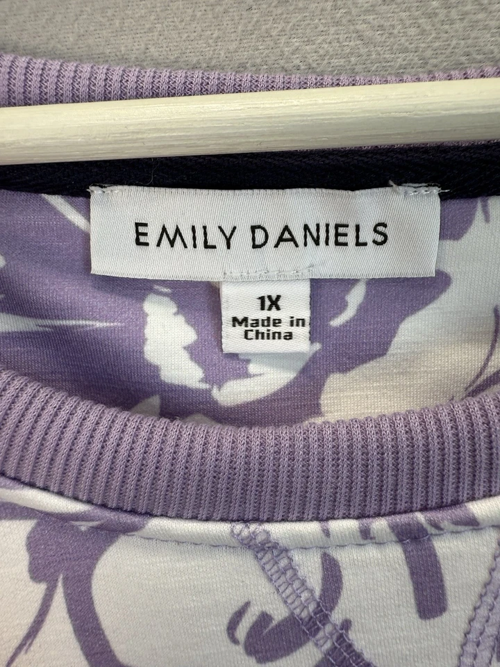 Emily Daniels Women’s Plus Sz 1X Lavender & White Floral Prints Crewneck Sweater - Image 3 of 4