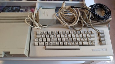 Commodore C64 Computer Floppylaufwerk 78 Disketten Funktioniert 