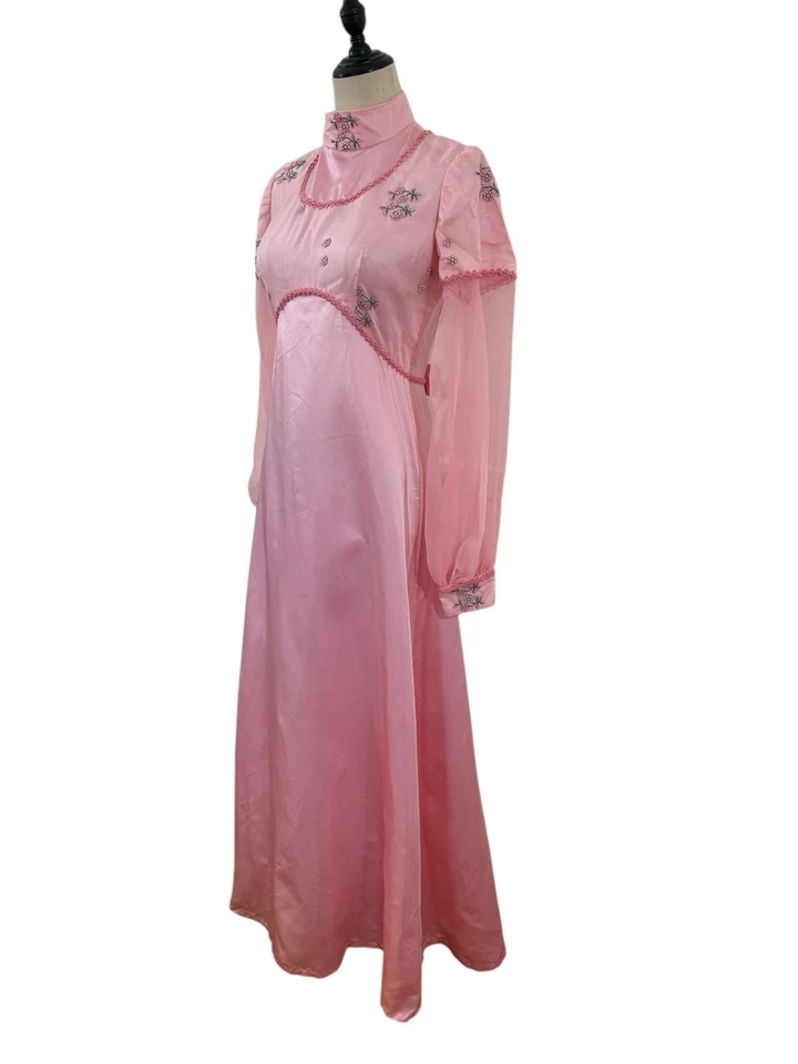 Maxi Vestido Bordado Rosa Años 60 De Colección Mangas Transparentes Cuello Alto Pradera Victoriana  Foto 4 de 4