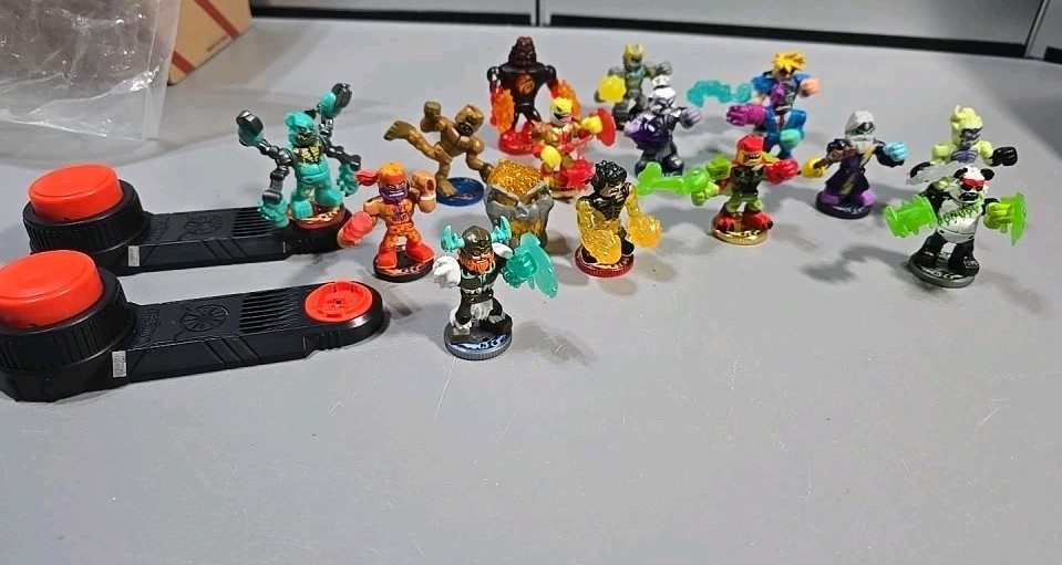 AKEDO Ultimate Arcade Warriors Mini Figurines Lot Of 18 Moose Toys