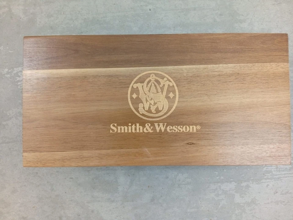 Smith And Wesson Acacia Wood Gun Storage Box - 16X8X4in - BLEMISHED - DSW04 - Image 2 of 4
