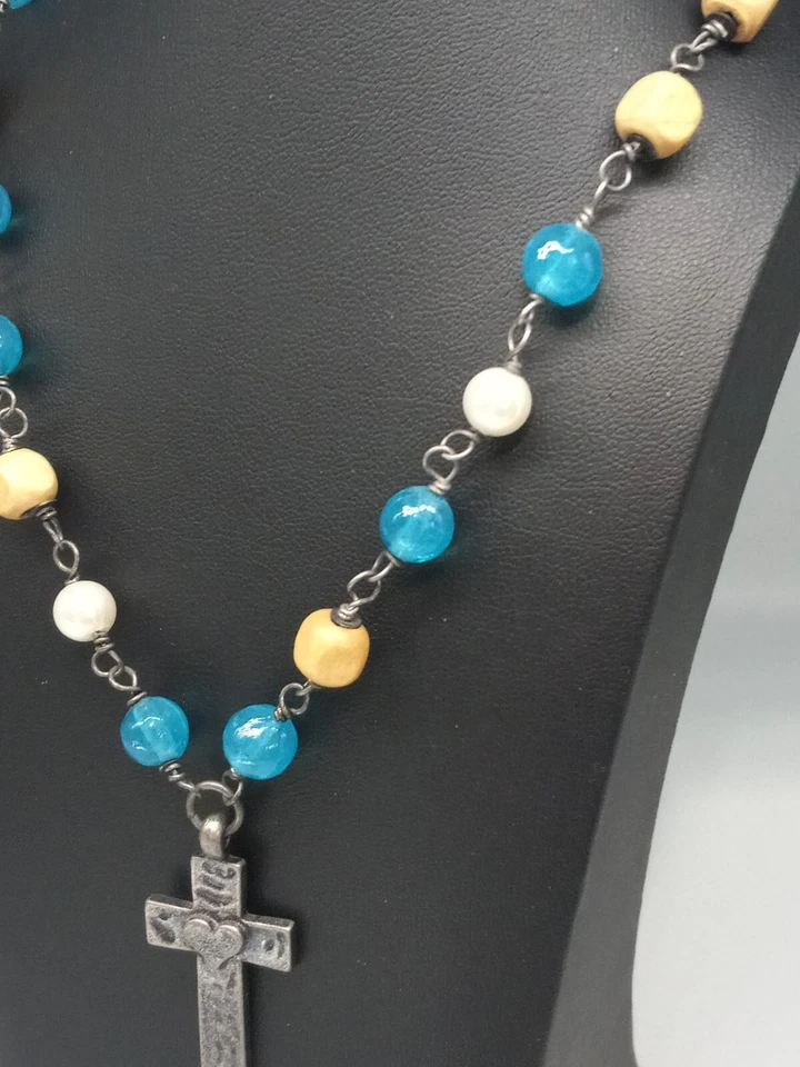 Collar con cuentas de vidrio y perlas de madera con colgante de cruz marca Hard Rock tono plata Foto 3 de 4