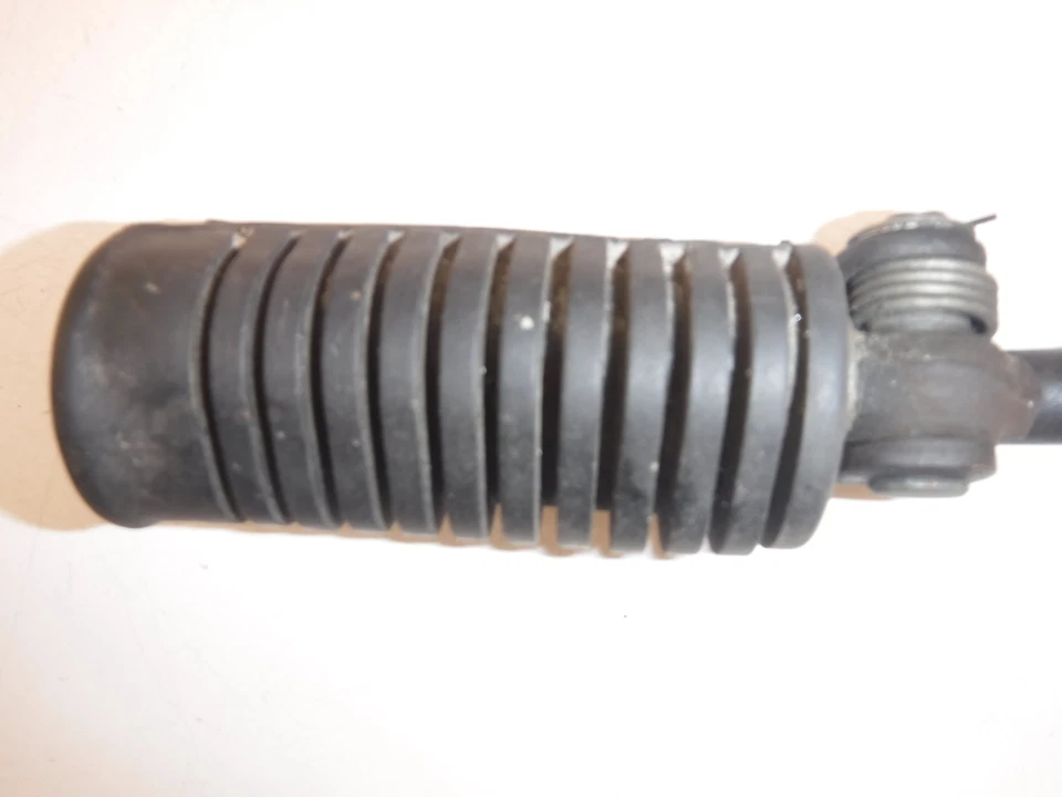 1974 honda cb360 RIGHT FRONT FOOT REST PEG STEP - Image 2 of 3