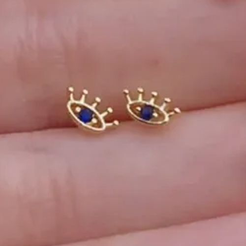 Pequeños aretes con incrustaciones de circón en tono dorado mal de ojo - Imagen 1 de 1