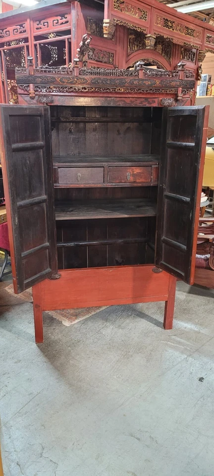 Armario grande antiguo lacado rojo del siglo XIX tallado Foto 3 de 4