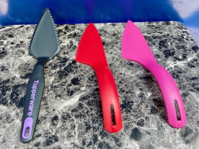 Tupperware Cut N Serve Pie Slicer Cake Cutter Knife Serrated  12'' New