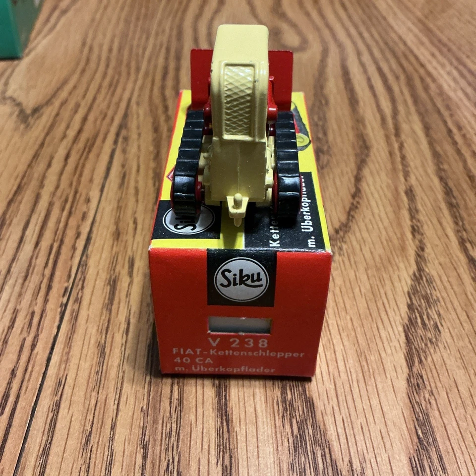Vintage SIKU V238 Fiat 40 CA Loader yellow with black treads. Made in Germany. - Image 4 of 4