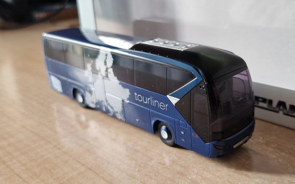 Rietze ZY.NEO73-8120-738120	NEOPLAN Tourliner Financial Services IAA 2018 1:87 - Imagen 4 de 4