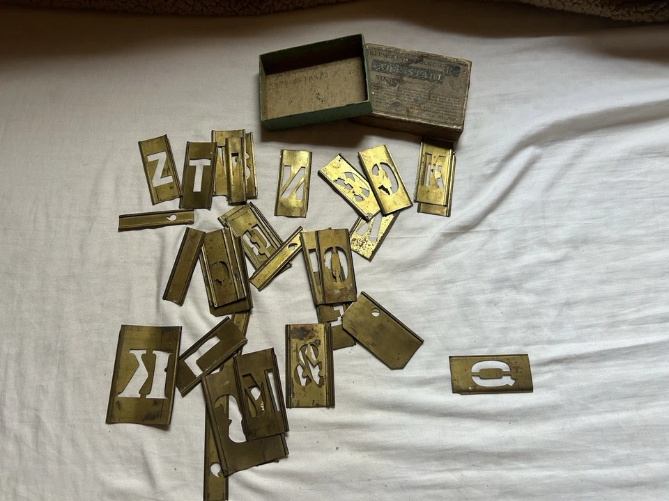 6 juegos de plantillas de latón ajustables Reese’s en caja original entrelazadas de colección Foto 3 de 4