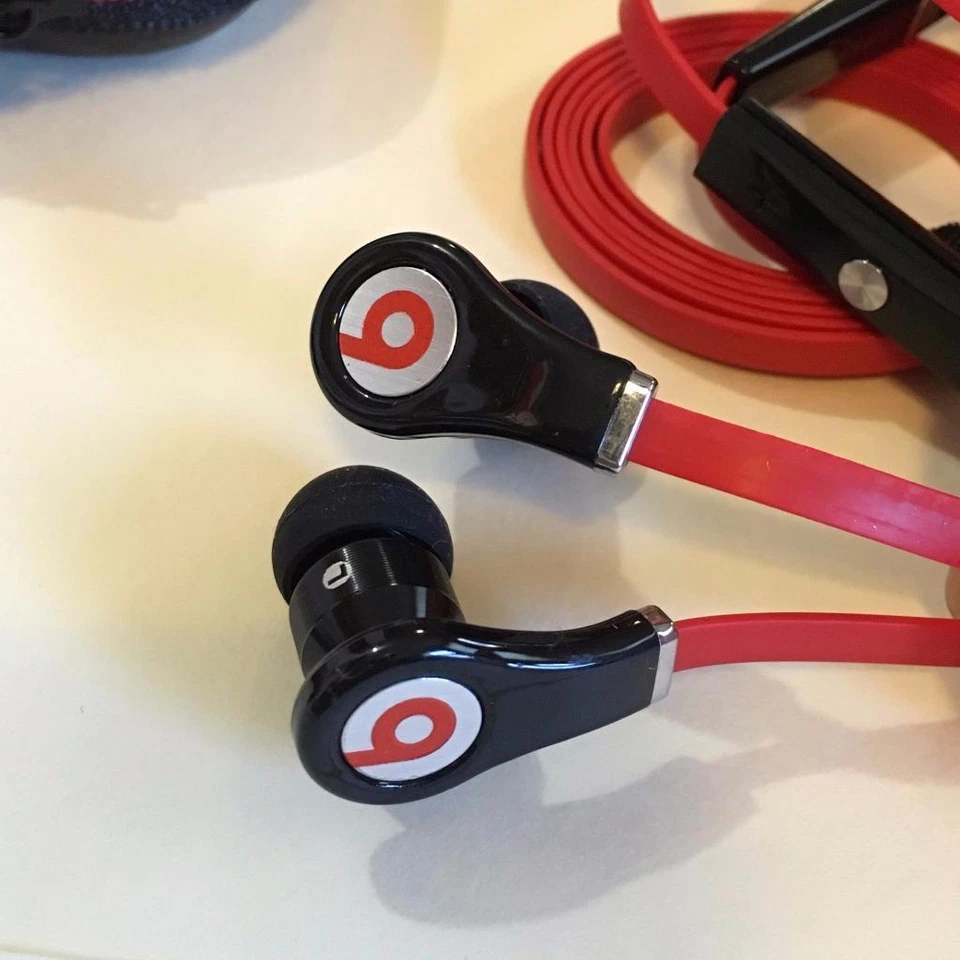 Auriculares internos Beats by Dr. Dre Tour con control remoto y micrófono para iPhone5/6/7 rojos Foto 2 de 4