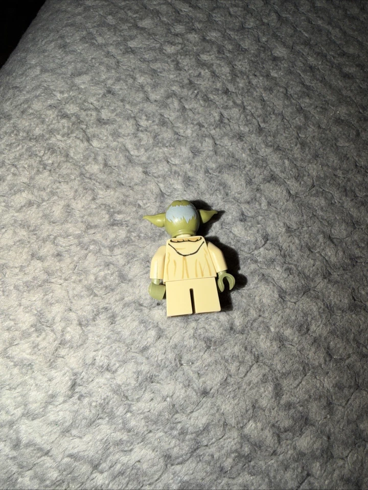 LEGO Star Wars Yoda Minifigura Verde Oliva Foto 3 de 3