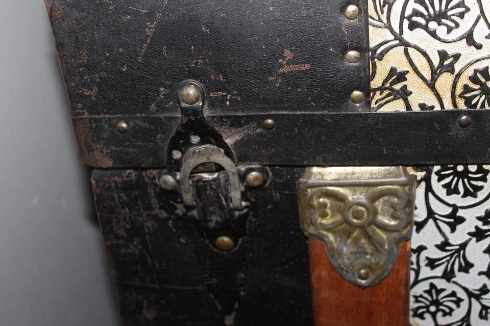 ANTIGUO BAÚL VICTORIANO BLANCO Y NEGRO FLORAL EN RELIEVE HOJALATA CAMELBACK 22 X 30 X 17 Foto 3 de 4