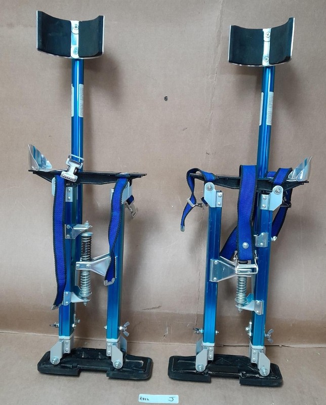 PAIR OF MUNIRATER 18-30 INCH DRYWALL BLUE ADJUSTABLE STILTS R122016-4900A/BU ! J
