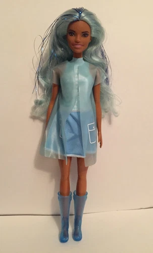 Muñeca AA Barbie Color Revelar Sol y Salpica Lluvia o Brillo Pelo Azul