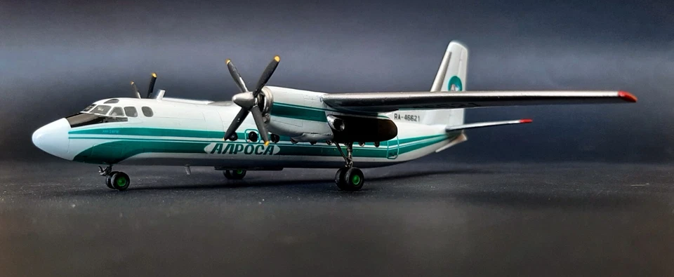 Modello aereo Antonov 24 Alrosa in scala 1/144 - Immagine 3 di 4