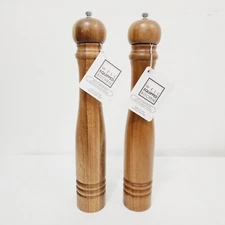 Well Equipped Kitchen Wood Salt/Pepper Mill Set Wood Cooking Tools Traditional