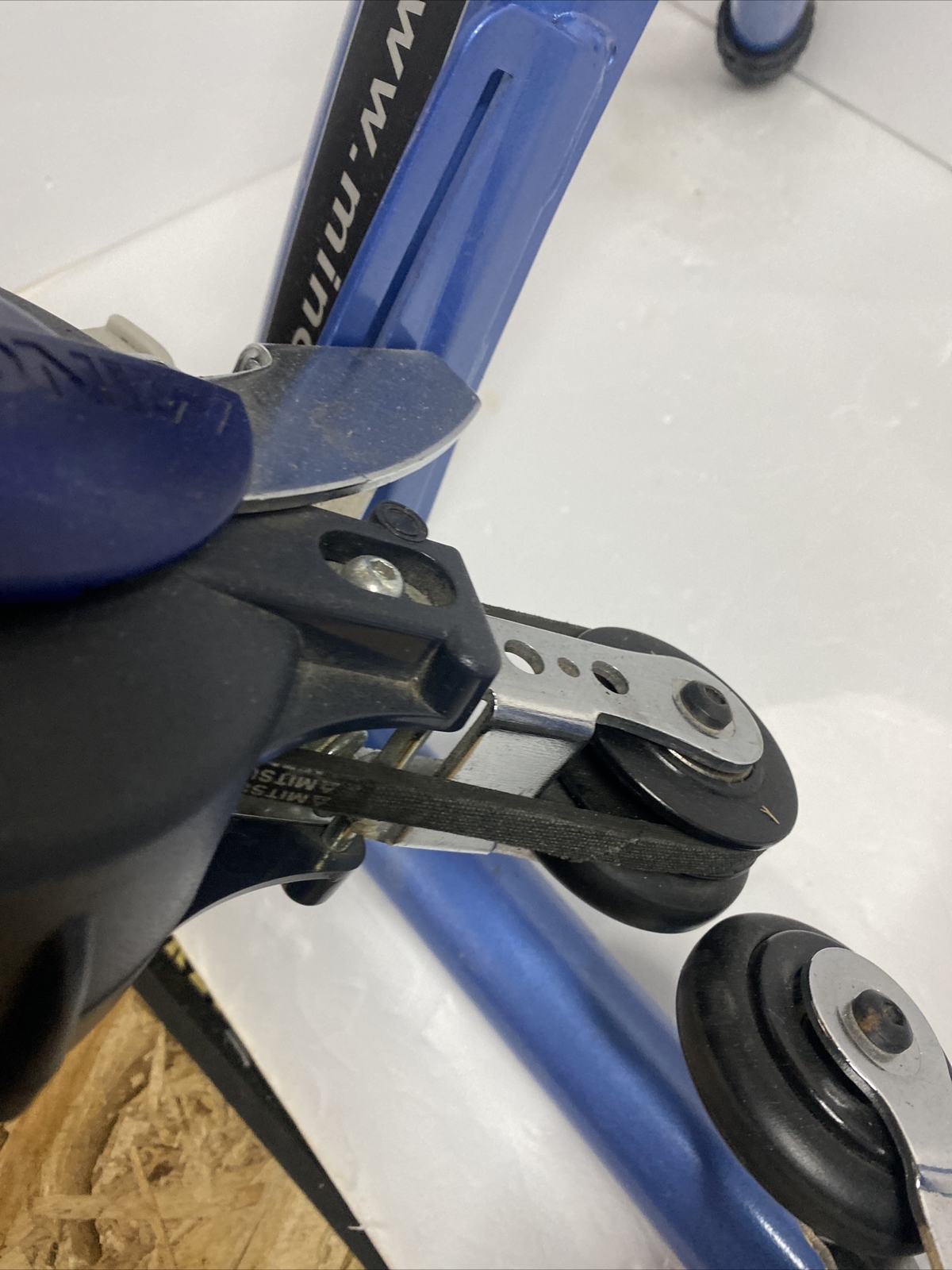 Minoura RDA 850 rim drive system indoor stationary bike trainer