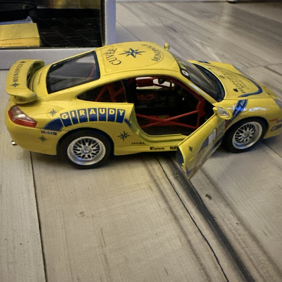 Burago Gold масштаб 1:18 литой Porsche GT3 Cup Cuvee Monopole Cod. 3395 желтый - Изображение 2 из 4