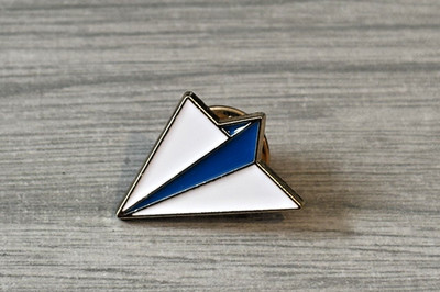 Neu weiß & blau Papier Flugzeug Emaille Abzeichen Pin Brosche Flair Revers Tasche sammeln