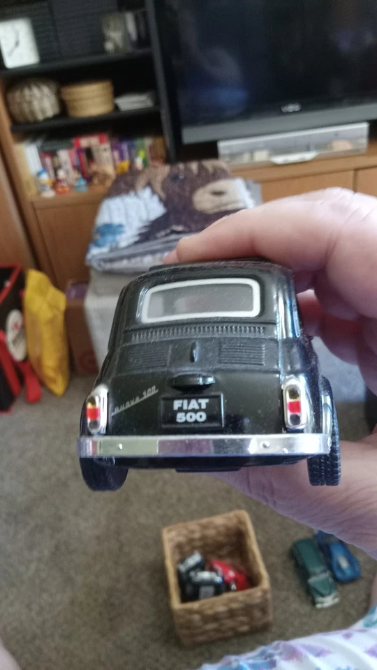 Modelo clásico Fiat 500 escala 1/24 Diecast de Kinsmart - NEGRO Foto 3 de 4