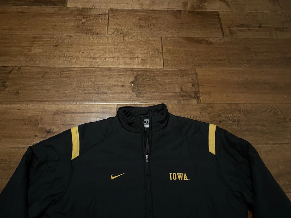 Abrigo chaqueta de invierno Y2K Iowa Hawkeyes Nike Team aislado acolchado - XLarge para hombre Foto 2 de 4