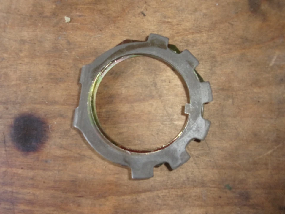 JUEGO DE TUERCAS DE EJE MILITARES ROCKWELL M35A2 2,5 TONELADAS CON ARANDELA DE BLOQUEO Foto 2 de 2