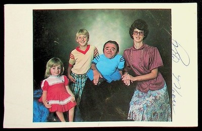 World's Smallest Man Pete Moore Color Autographed Family Picture - LL-119