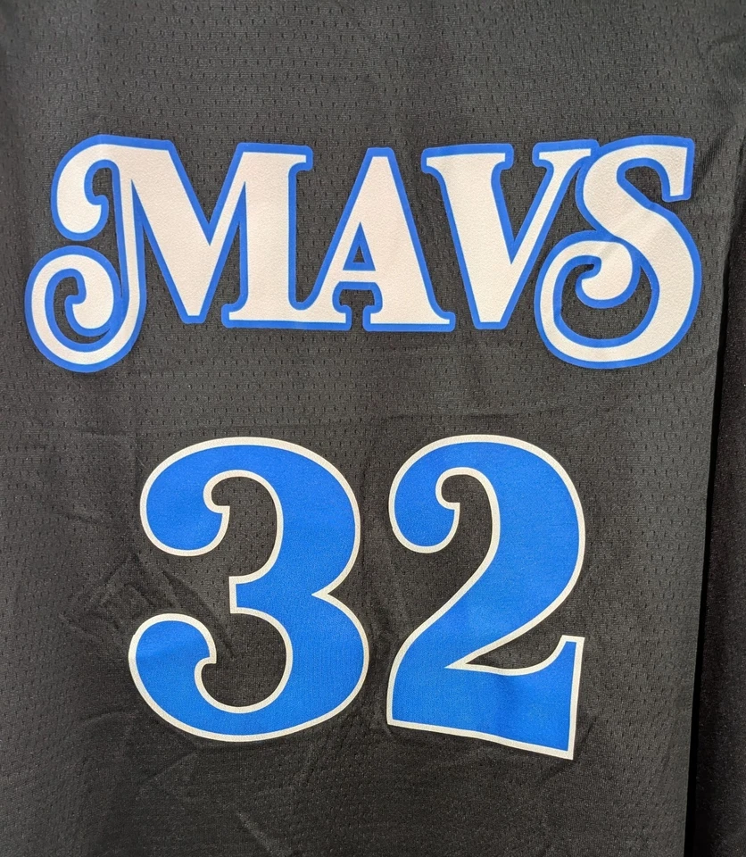 Camiseta Cooper Flagg Dallas Mavericks City Edition Foto 3 de 4