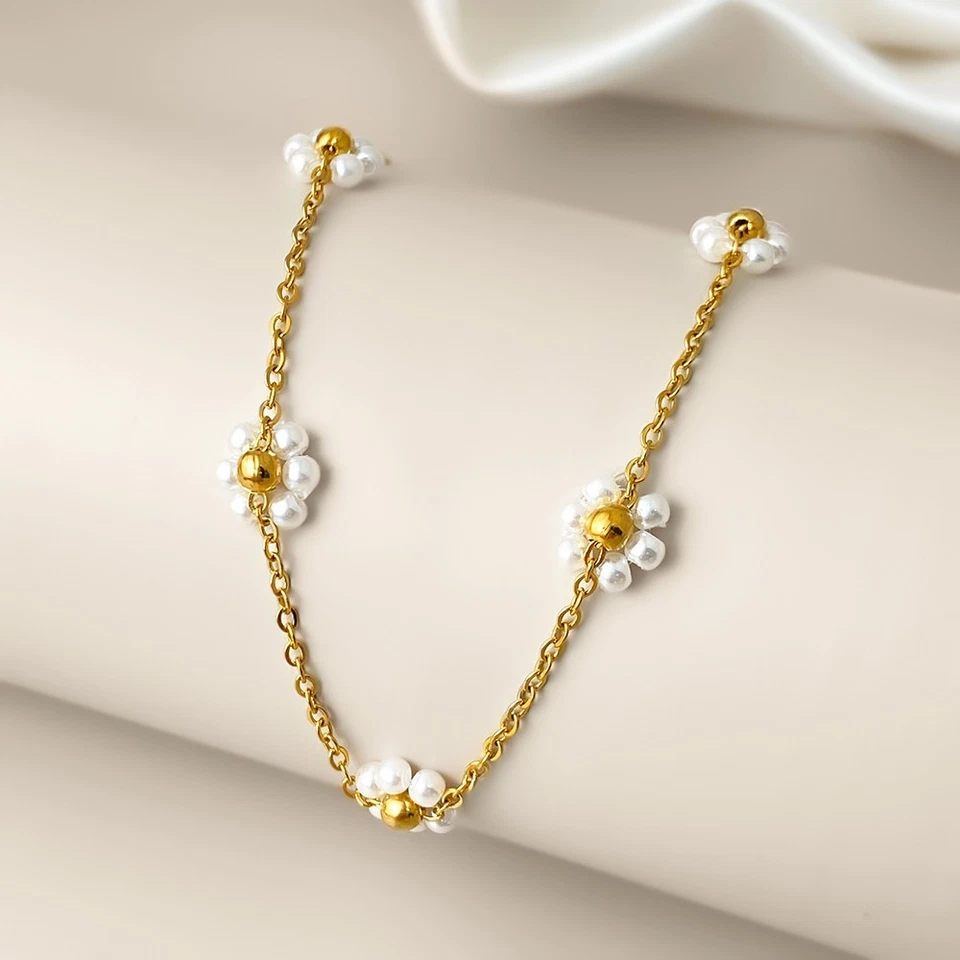 Collar chapado en oro con flor de perlas Foto 3 de 3