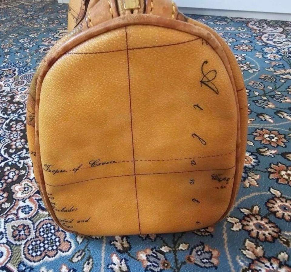 Bolso Boston Alviero Martini tostado y marrón con estampado de mapa Foto 4 de 4