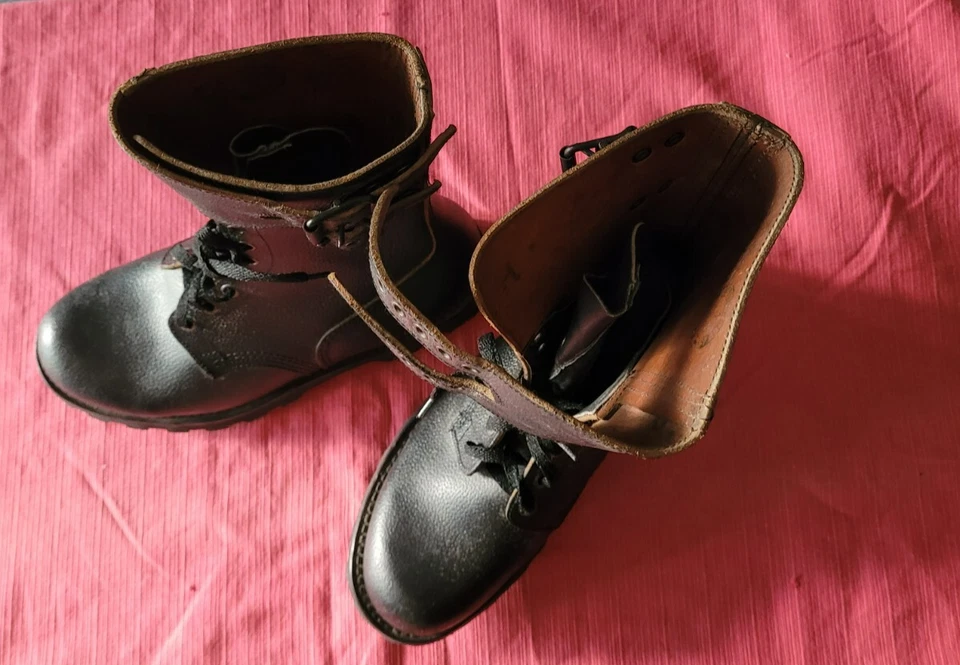 RANGERS /CHAUSSURES DE COMBAT DE L'ARMEE FR ARGUEYROLLES/BRIVES TAILLE 6 = 42 - Photo 4/4