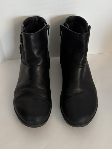 CLARKS HOPE CODY ANKLE BOOT BLACK SIDE ZIP & STRAPS LEATHER – 8M