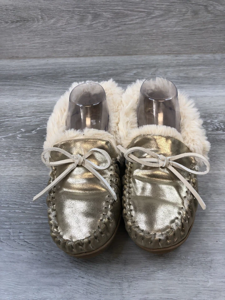 J. Zapatillas para mujer Crew doradas de imitación de cuero forradas 9 zapatos sin cordones de piel Foto 2 de 4