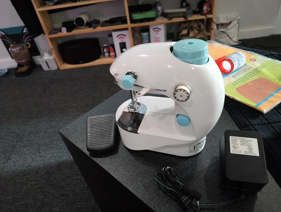 Sewing Genie Professional Style Sewing Machine Portable Compact Travel Bag - Image 3 of 4