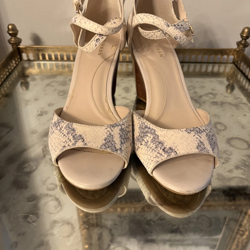 Женские туфли Cole Haan размер 6 B бежевые со змеиным принтом на танкетке с ремешками сандалии - Изображение 4 из 4