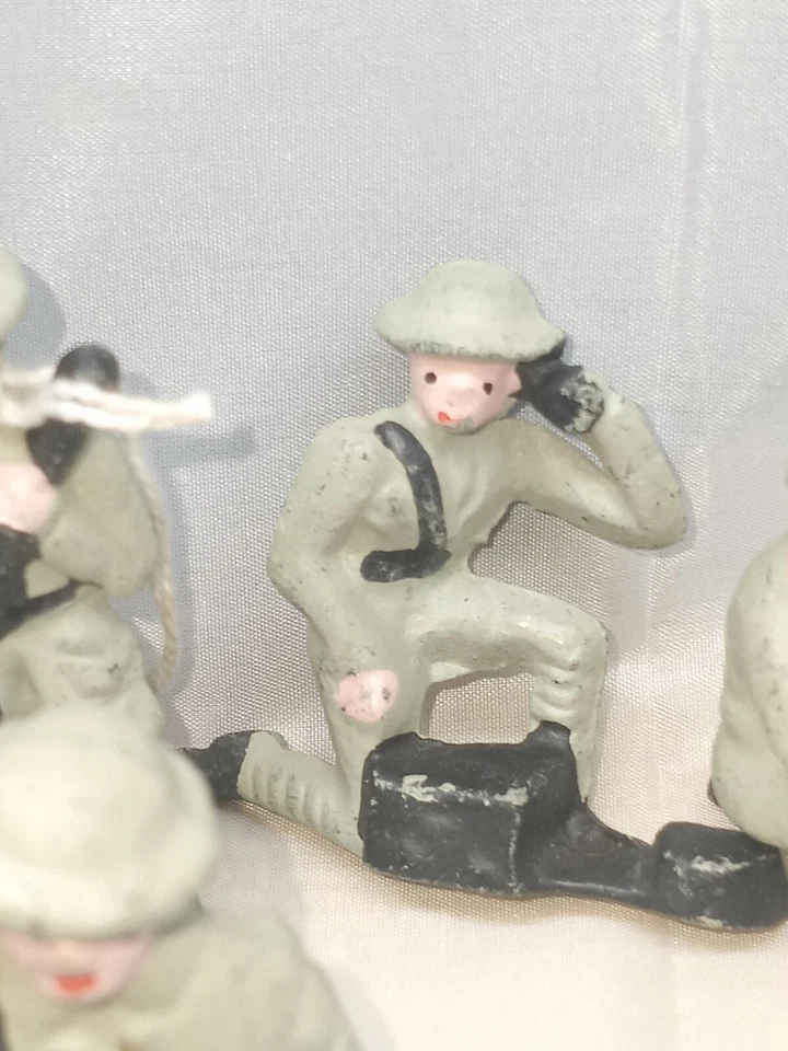 Vintage Lot Of Five Toy Soldiers 1930s Lead Heavy Metal In Various Poses Rifles - Image 4 of 4