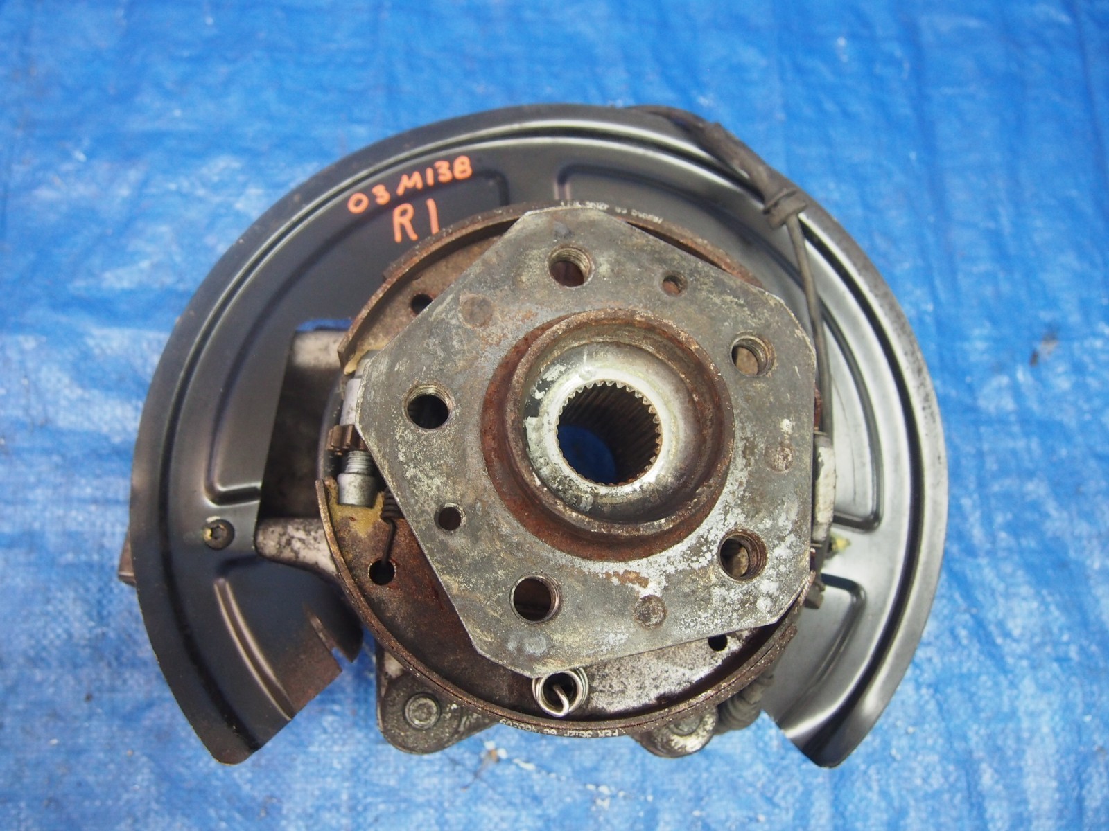 02-06 MASERATI CAMBIOCORSA M138 REAR DRIVER SPINDLE KNUCKLE WHEEL BEARING HUB