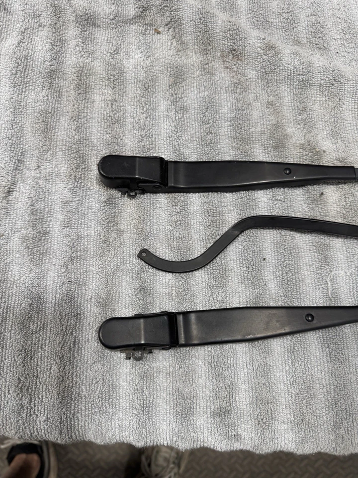 1984 1985 1986 1987 1988 1989 1990 1991 1992 Oem Lincoln Mark VII Wiper Arm Set - Image 2 of 4