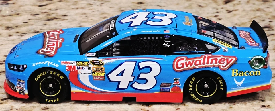 2013 #43 Aric Almirola Gwaltney Bacon Ford Fusion 1:24 diecast Richard Petty Foto 2 de 4