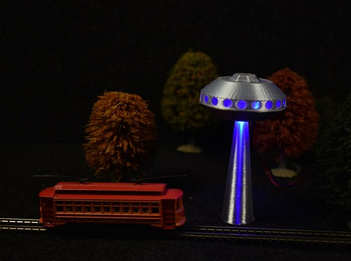 N Z Scale Trains UFO Flying Saucer Space Ship With Abduction Blue Laser Beam - Picture 6 of 13