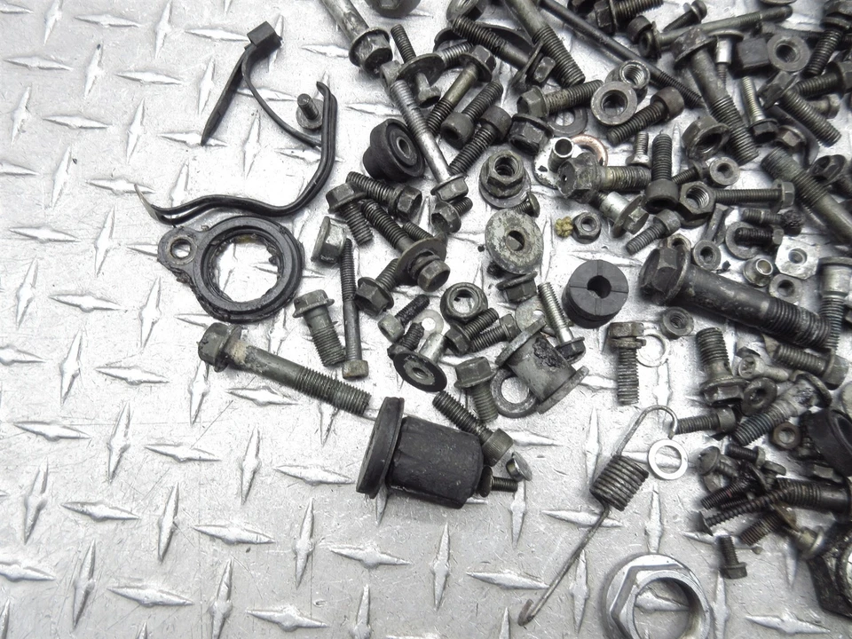 98-06 Suzuki Katana GSX750F GSX750 2002 lote de herrajes tuercas pernos tornillos varios OEM Foto 2 de 4